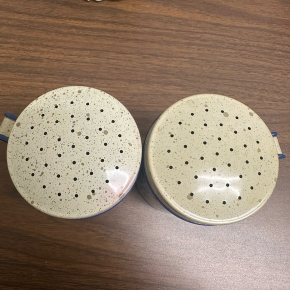 Blue and‎ White Floral Tin Avon Country Talc Shaker (2) - Picture 3 of 9